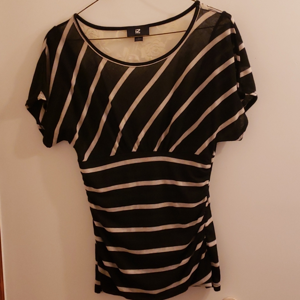 🦄Striped blouse with flower back detail